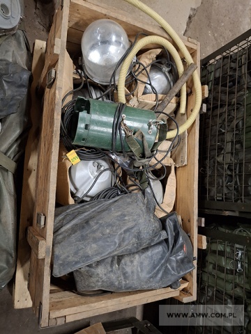 Sprzęt służby OPBMR - pakiet zawierający 6 poz. asort. (wg oddzielnego wykazu), w tym m.in.: kanistry stalowe 20 l, skrzynie drewniane, torby na maski pgaz, zestaw namiotów do zabiegów sanitarnych itp. 